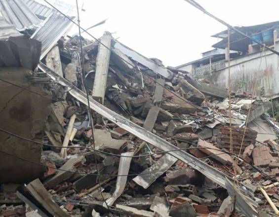 Buscan posibles desaparecidos tras desplome de edificio en Buenaventura
