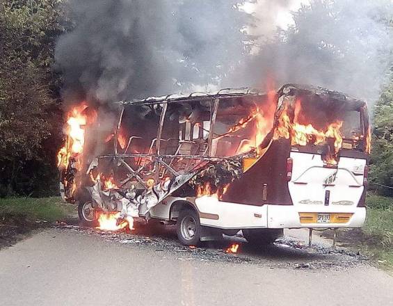 FOTO COLPRENSA - EL PAÍSEn el enfrentamiento también se denunció la quema de un bus en la vía Corinto-Miranda 