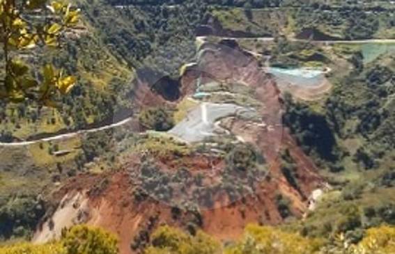 El deslizamiento dañó la vía y por el momento no se puede pasar maquinaria para la obra. FOTO CORTESÍA