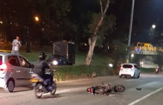 Los viajeros que madrugaron por ese sector de la ciudad se toparon con la diligencia judicial producto de la muerte del conductor. FOTO CORTESÍA