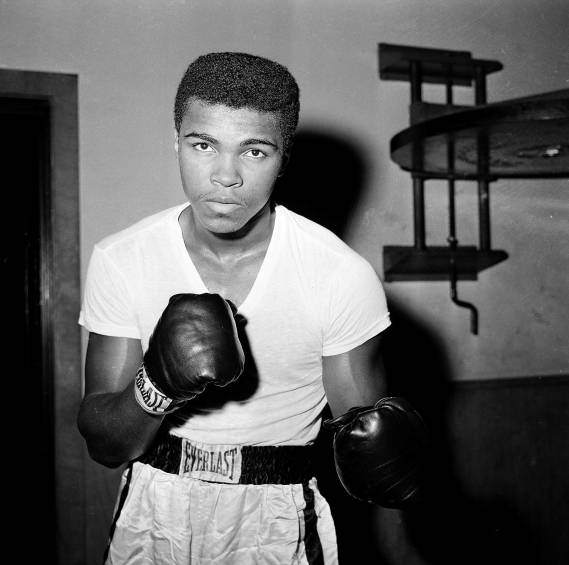 1962. El joven Cassius Clay durante un entrenamiento en el City Parks Gym, New York. Foto AP