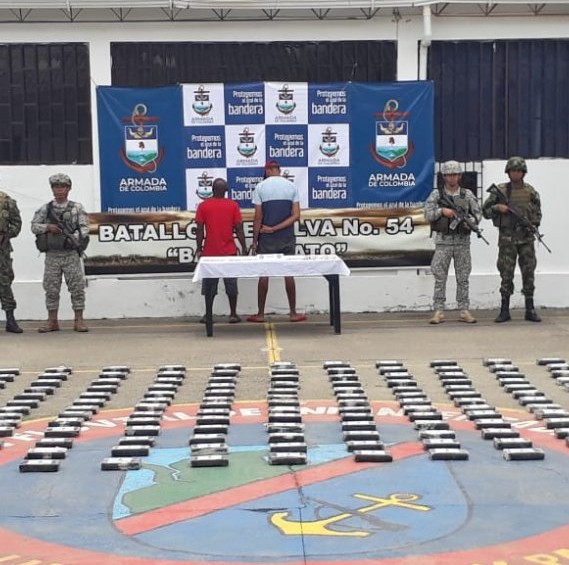 Droga incautada y dos hombres que la transportaban quedaron a disposición de la Fiscalía 15 Seccional Ríosucio, Chocó. Foto: Cortesía Armada de Colombia.