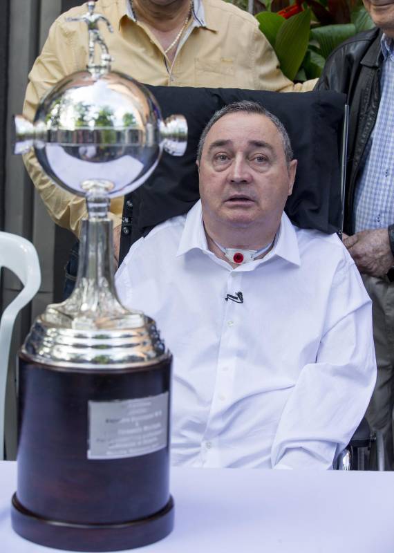  Luis Fernando Montoya con la réplica que ubicó en la sala de su casa. FOTO JUAN ANTONIO SÁNCHEZ