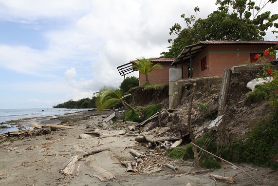 Daños en costa antioqueña por aumento en el nivel del mar. Foto El Colombiano