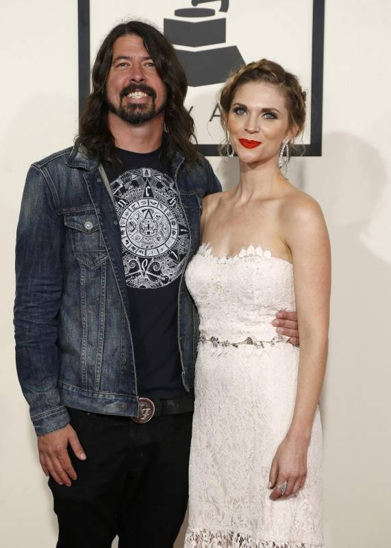Dave Grohl llega con su esposa Jordyn. FOTO Reuters