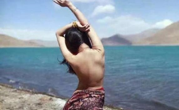 El fotógrafo chino Yu Feixiong está detenido en dependencias policiales después de que unas fotografías que tomó a una modelo desnuda en un lago sagrado tibetano. 
