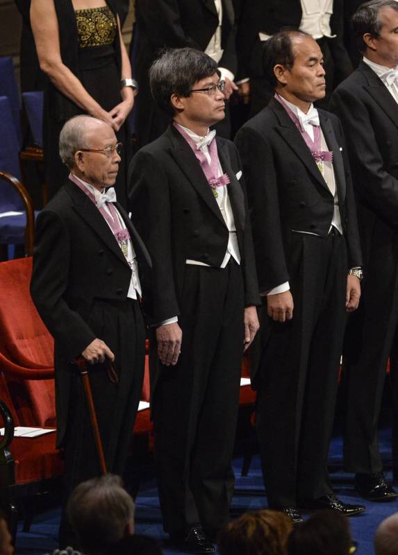 El Nobel de física lo recibieron (de izquierda a derecha) los profesores Isamu Akasaki y Hiroshi Amano, de la Universidad de Nagoya y el profesor Shuji Nakamura de la Universidad de California FOTO AP