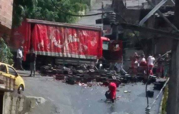 Camión cargado de cerveza se accidentó en Medellín