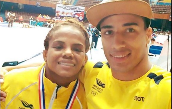 Jackeline Rentería aperece feliz por su oro en el clasificatorio, junto a su novio Alexis Cuero. FOTO cortesía facebook