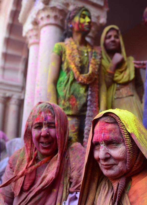 Esta organización celebró hoy con decenas de ellas el tradicional festival de Holi en el histórico templo de Gopinath, una fiesta popular que tendrá lugar el próximo lunes en el resto del país con una intensa lucha con polvos de colores y que suele marcar el inicio de la primavera en el subcontinente asiático. FOTO AFP