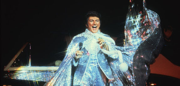 Wladziu Valentino Liberace: Era cantante y pianista de Estados Unidos cuyas presentaciones en Las Vegas lo hicieron muy famoso. Murió a los 67 años, en 1987, de neumonía como consecuencia de las afecciones del sida. FOTO Cortesía