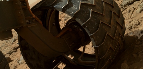 Una de las ruedas de Curiosity fotografiadas desde su brazo robótico. Cortesía Nasa
