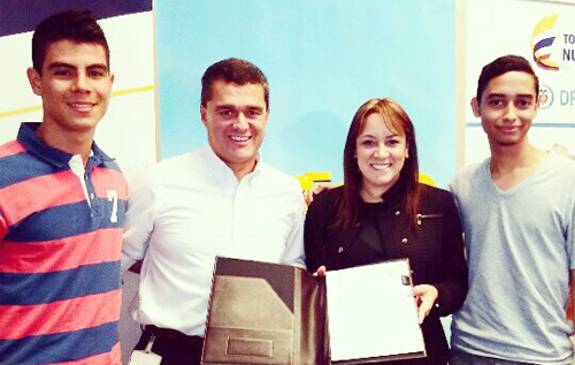Entre dos jóvenes beneficiarios, Carlos Raúl Yepes, presidente de Bancolombia y Tatyana Orozco, directora del DPS. FOTO cortesía