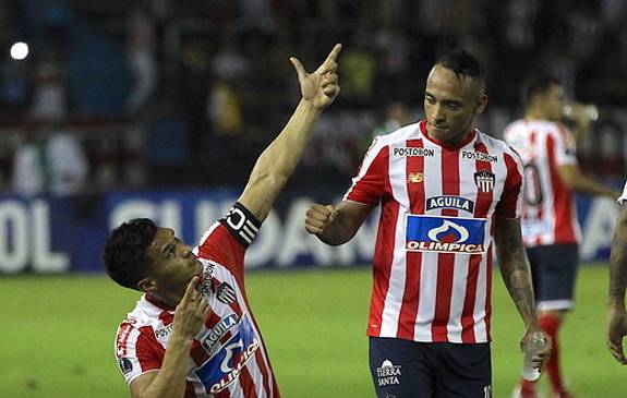 La celebración es de Teófilo Gutiérrez, al lado de Jarlam Barrera. Junior es finalista de la Copa Sudamericana. FOTO COLPRENSA