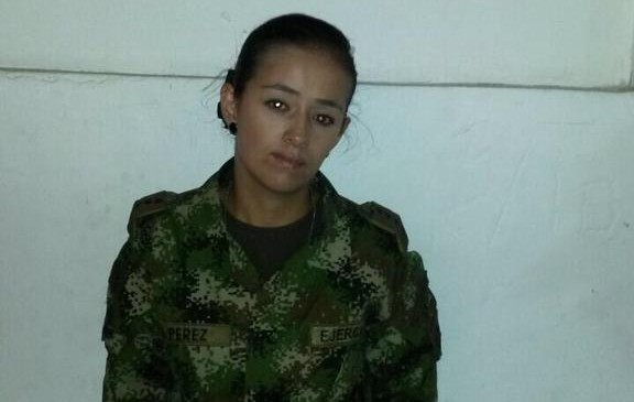 Las autoridades militares reportaron que esta mujer pretendió ingresar al batallón de Puente Aranda usando un uniforme de capitán del Ejército Nacional. FOTO CORTESÍA @herbinhoyos