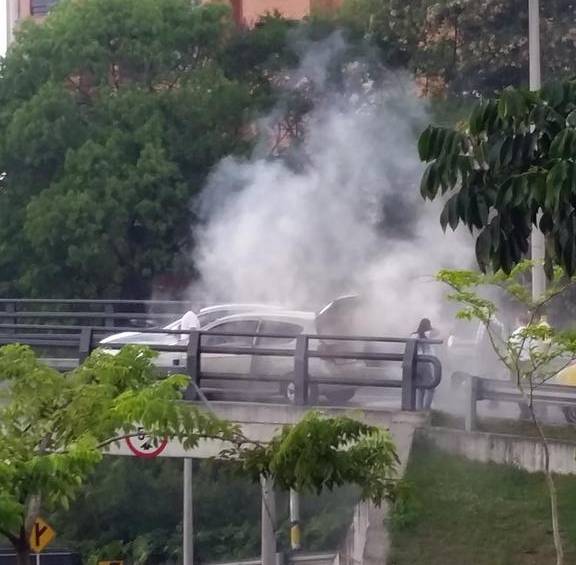 El vehículo fue consumido por las llamas en uno de los enlaces del puente de la 4 sur. FOTO CORTESÍA MANUEL ARIAS @Marno30