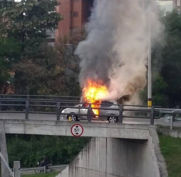 El vehículo fue consumido por las llamas en uno de los enlaces del puente de la 4 sur. FOTO CORTESÍA MANUEL ARIAS @Marno30