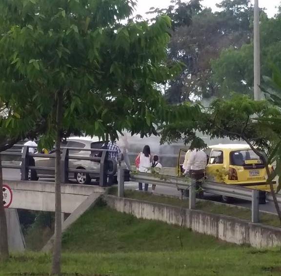 El vehículo fue consumido por las llamas en uno de los enlaces del puente de la 4 sur. FOTO CORTESÍA MANUEL ARIAS @Marno30