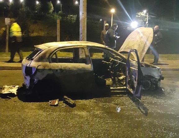 En la disputa con Uber, en Bogotá quemaron un carro por la simple sospecha de trabajar con la aplicación. FOTO COLPRENSA