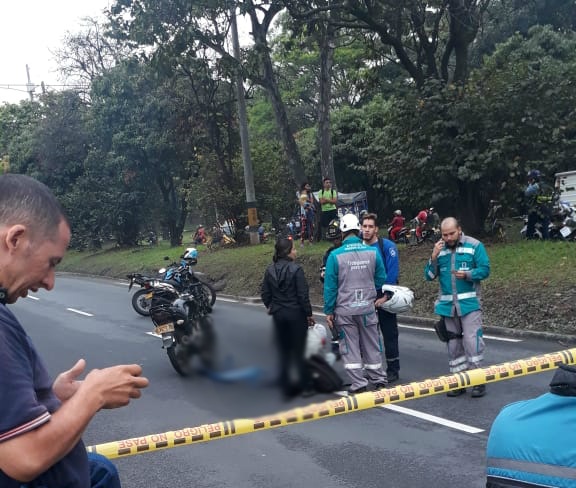 Accidente en Autopista Sur deja un motociclista muerto. FOTO CORTESÍA GUARDIANES DE ANTIOQUIA