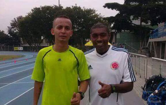 Mateo Cano (izquierda) y una imagen para el recuerdo con Ímer Machado, un exárbitro colombiano. FOTO cortesía MC