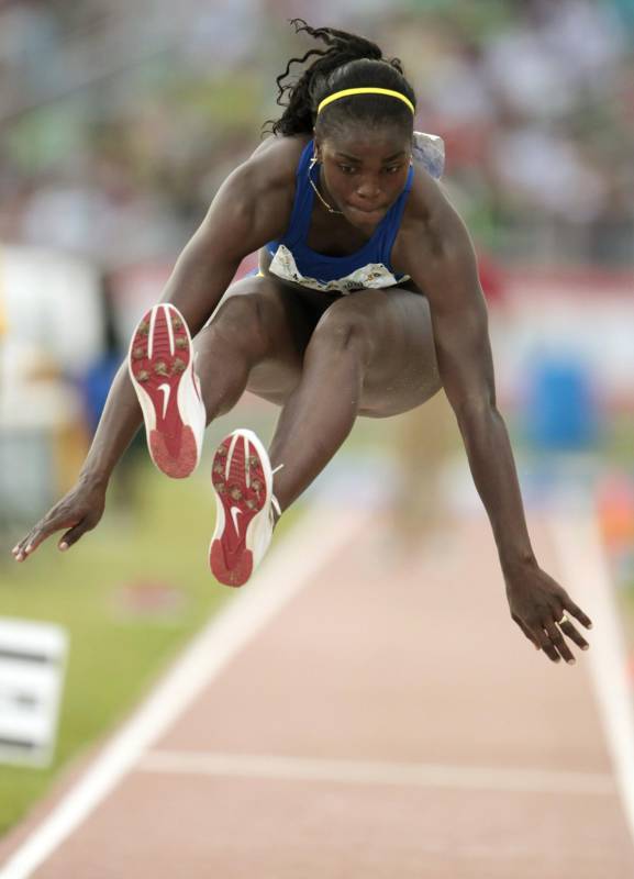 En 2010 comenzó a incursionar en el salto triple y de longitud, logrando, en ambas modalidades, medallas de plata, una en el Campeonato Iberoamericano y otra en los XXI Juegos Centroamericanos y del Caribe. FOTO REUTERS