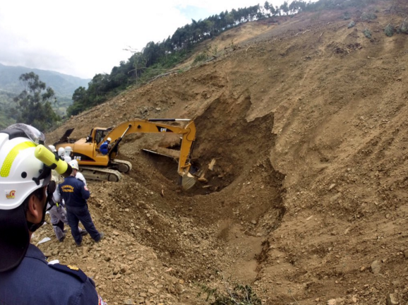 La vía continúa cerrada porque persiste caída de tierra en la zona. FOTO K-SAR Antioquia