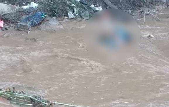 El cadáver del hombre ahogado fue rescatado de la quebrada La García. FOTO CORTESÍA GUARDIANES DE ANTIOQUIA