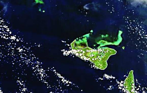 Abajo a la derecha, la isla de Tongatapu. La mancha verde arriba a la ziquierda es la gran fumarola del volcán. FOTO Nasa