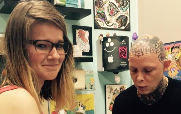 Heather Christine compartió en su blog el momento en que se tatuó el punto y coma.