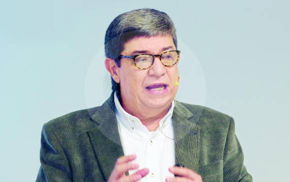 El presidente de Industrias Estra, Juan Fernando Gómez, explicó ayer en la asamblea anual de accionistas las líneas de acción para consolidar a la empresa durante 2017. FOTO jaime pérez