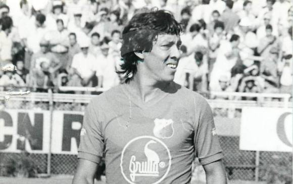 En la imagen aparece Eduardo Malásquez en su época de jugador con el Medellín. El peruano es muy querido por los hinchas rojos. FOTO archivo el colombiano