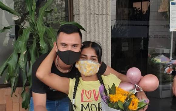 Con Jhoan Sebastián Aparicio Hernández, el novio que ha estado pendiente de ella en este proceso. FOTO cortesía familia