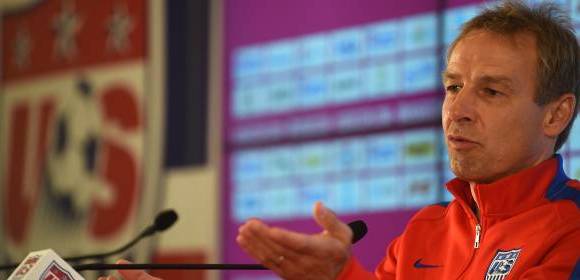 El alemán Jurgen Klinsmann, entrenador de Estados Unidos, formó como futbolista en la selección germana que ganó el Campeonato Europeo de 1996. FOTO AFP
