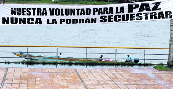Este mensaje fue puesto en el malecón de Quibdó luego del secuestro del general Alzate. FOTO Jaime Pérez