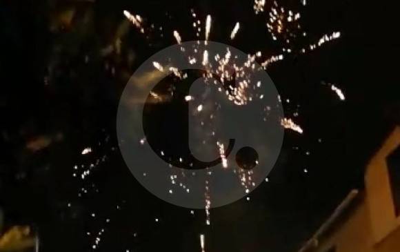 Con pólvora y disparos al aire, miembros de La Agonía celebraron el cumpleaños de su jefe. FOTO CORTESÍA GUARDIANES DE ANTIOQUIA