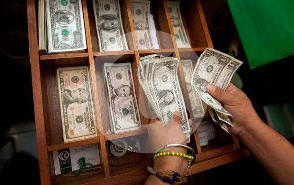 Las calificaciones de las agencias internacionales, así como un dólar caro pueden terminar siendo determinantes para que un país tome la decisión. FOTO ARCHIVO