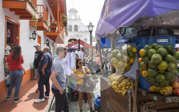 La de Colombia es la segunda moneda más devaluada de la región, después del peso argentino. Se necesitan medidas para mitigar el golpe. FOTO EDWIN BUSTAMANTE