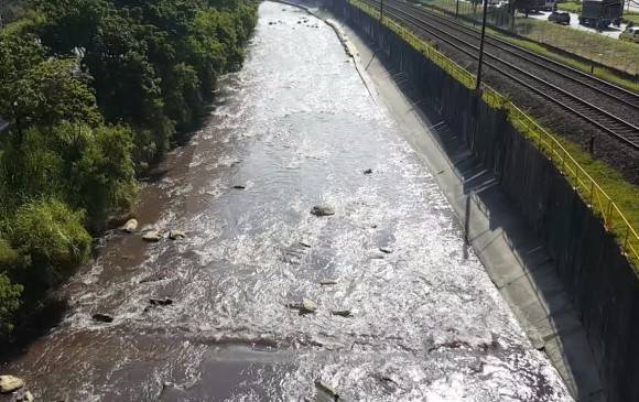 La imagen fue tomada el pasado 20 de mayo después de que algunos ciudadanos denunciaran mediante redes sociales un cambio de color en el río Medellín. FOTO Archivo Juan Sebastián Carvajal.