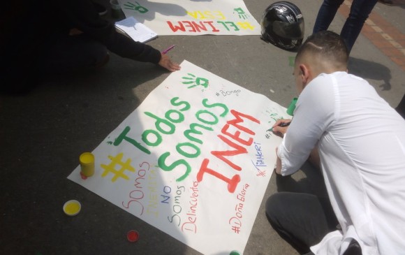 Después de la agresión, estudiantes y egresados se manifestaron para apoyar a la institución educativa. FOTO @angelamariaqui7