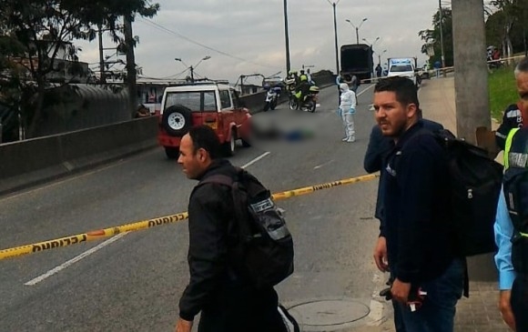 Accidente de tránsito en Av Paralela de Medellín dejó un motociclista muerto. FOTO CORTESÍA GUARDIANES DE ANTIOQUIA