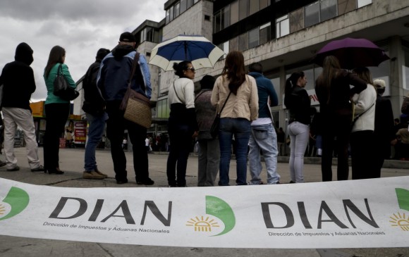 La administración tributaria recordó que cada año fija el incremento de la UVT que permite determinar las cifras y valores absolutos aplicables a las obligaciones e impuestos administrados por la Dian. Foto Colprensa