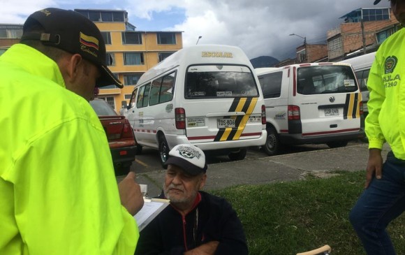 Martín Sombra, sentado, durante su captura. FOTO Cortesía Policía