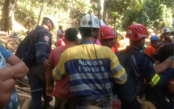 Rescate de los mineros en un socavón de Segovia. FOTO CORTESÍA GOBERNACIÓN DE ANTIOQUIA