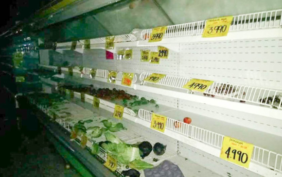 Imagen de las instalaciones saqueadas de los almacenes supercundi. Foto: Colprensa.