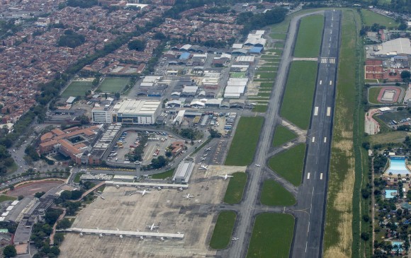Según relata la Aeronáutica, la aeronave intentaba despegar en la pista del aeropuerto Olaya Herrera que sirve a Medellín con destino a Villavicencio, cuando “sufrió la retracción repentina del tren de aterrizaje de nariz”. Foto: JUAN ANTONIO SÁNCHEZ