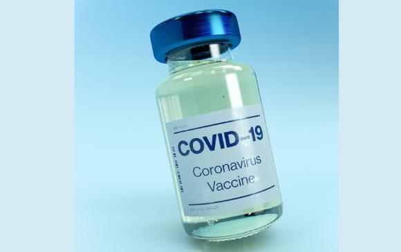 La universidad británica pretende despejar las crecientes dudas surgidas en los últimos días sobre la efectividad de hasta un 90 % que se observó en el subgrupo que recibió primero media dosis y después una dosis completa del producto. Foto: Daniel Schludi vía Unsplash