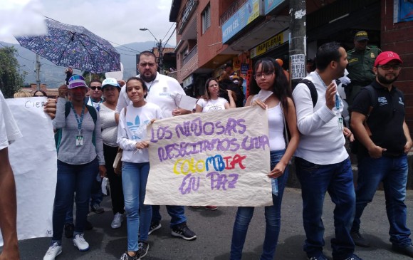 Plantón por el asesinato de Marlon Andrés y Sindy Johanna. FOTO: COLPRENSA