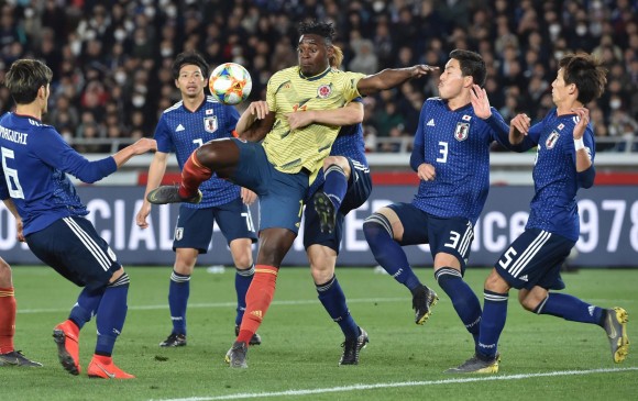 Duván Zapata le cambió la cara al elenco nacional ante Japón. FOTO AFP
