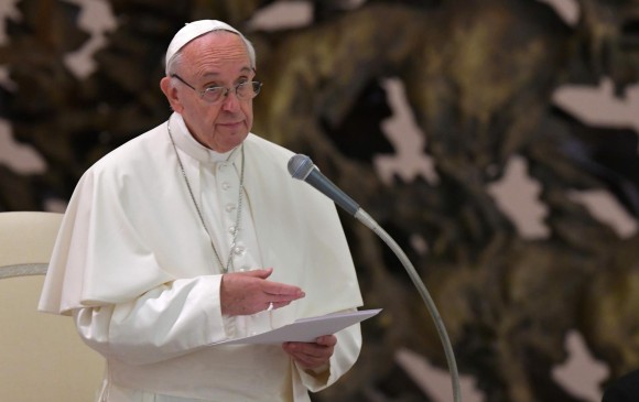 Para el Papa, hay muchas dependencias a las que están expuestas los adolescentes, pero según ha señalado “la del teléfono está muy presente” en la sociedad. FOTO AFP